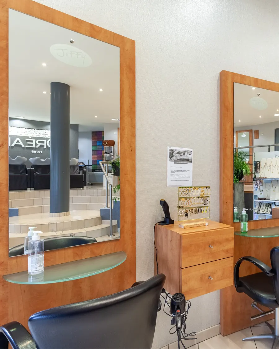 Postes de coiffage du salon Jiffy Coiffure — Saint-Omer