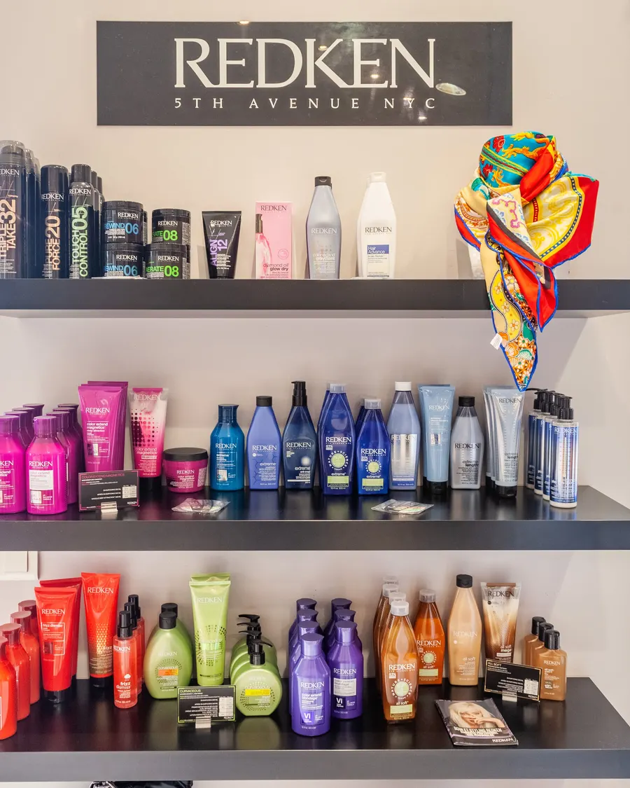 Gamme de produits professionnels Redken en salon — Jiffy Coiffure à Saint-Omer