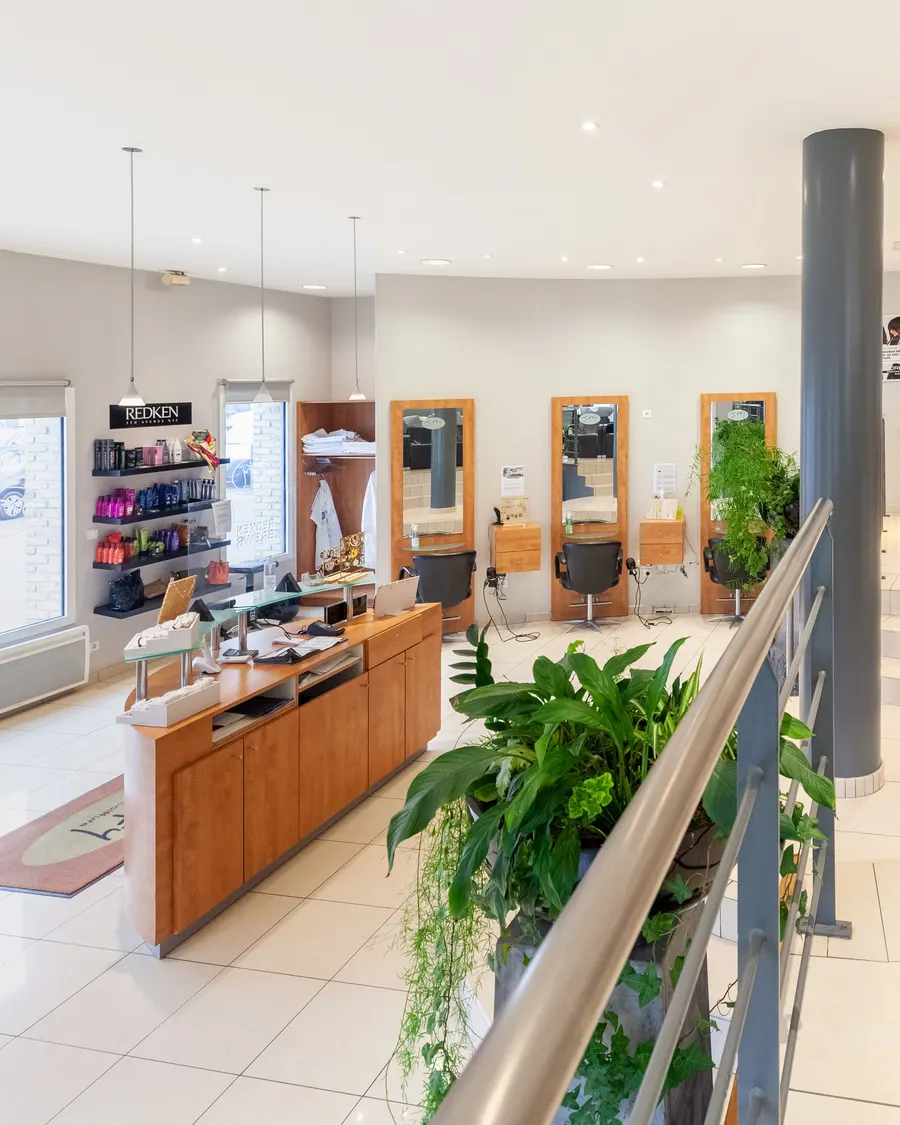 La salle du salon Jiffy Coiffure, architecture arrondie — Saint-Omer