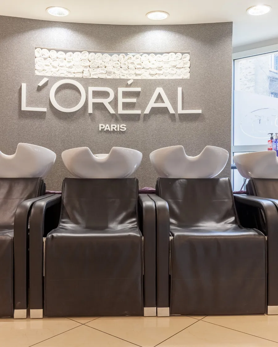 Bacs de lavage sous le mur de marque L'Oréal Professionnel — salon Jiffy Coiffure à Saint-Omer